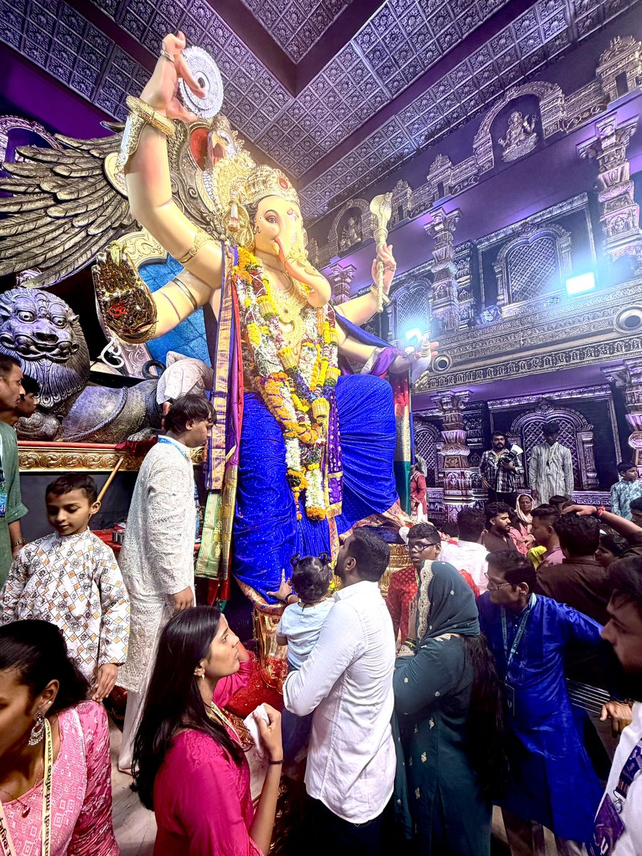 its_avinashU's tweet photo. 🌺 घालीन लोटांगण, वंदीन चरण... 🌺
आज मुंबईतील प्रसिद्ध चिंचपोकळी चिंतामणी गणरायाचे मनोभावे दर्शन घेतले. बाप्पाच्या कृपेने सर्वांच्या जीवनातील विघ्ने दूर होऊन सुख, समाधान व मंगलमयता नांदो, अशी श्रीचरणी प्रार्थना केली.
#GanpatiBappaMorya #Chintamani #Mumbai https://t.co/cZZi1Lwg5p