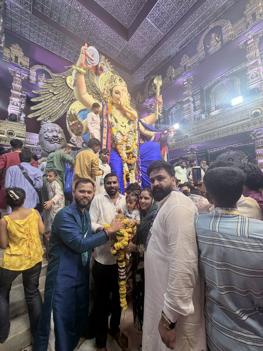 its_avinashU's tweet photo. 🌺 घालीन लोटांगण, वंदीन चरण... 🌺
आज मुंबईतील प्रसिद्ध चिंचपोकळी चिंतामणी गणरायाचे मनोभावे दर्शन घेतले. बाप्पाच्या कृपेने सर्वांच्या जीवनातील विघ्ने दूर होऊन सुख, समाधान व मंगलमयता नांदो, अशी श्रीचरणी प्रार्थना केली.
#GanpatiBappaMorya #Chintamani #Mumbai https://t.co/cZZi1Lwg5p