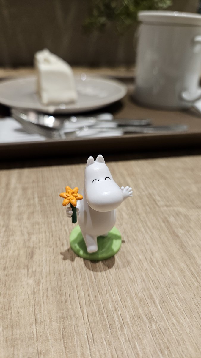 stonezaurus's tweet photo. 今日からお花を持っているムーミンのガチャガチャが登場。さっそく１回まわしてきました！ムーミンが持っているお花、金木犀にそっくりですよね😊見ているだけで秋の気配を感じます。金木犀が香る日も間もなくです🍁　＃ムーミン　＃ガチャガチャ https://t.co/EMypoJ4fDw