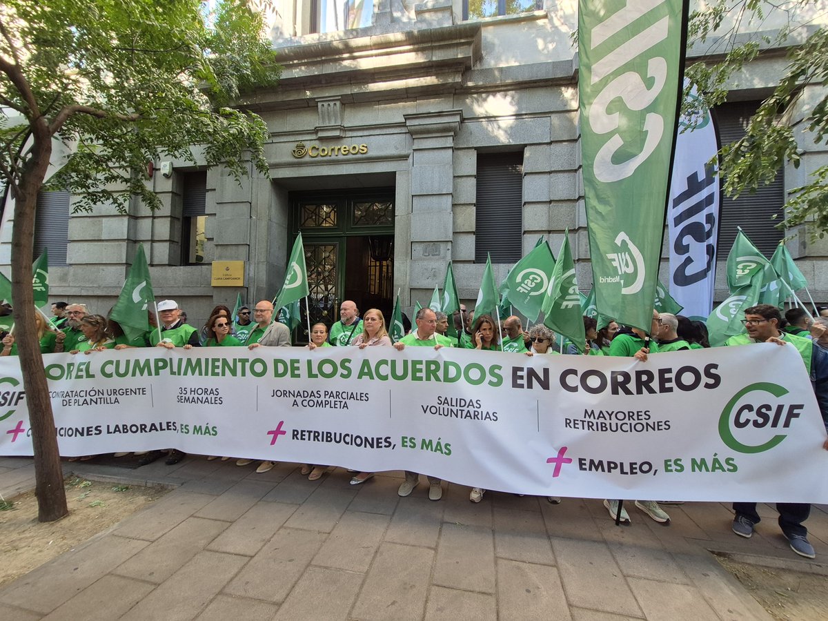 CSIFnacional's tweet photo. 🟢 Hoy nos concentramos de nuevo en toda España para protestar por la falta de personal, la precariedad y el incumplimiento del acuerdo marco en Correos.

📉 En diez años se han perdido más de 22.000 empleos, y el 70 por ciento de personal en oficinas tiene contratos parciales.

🗣️ Exigimos un nuevo convenio que refleje los acuerdos firmados: 35 horas semanales, contratación a jornada completa, rejuvenecer plantilla y mejorar salario.