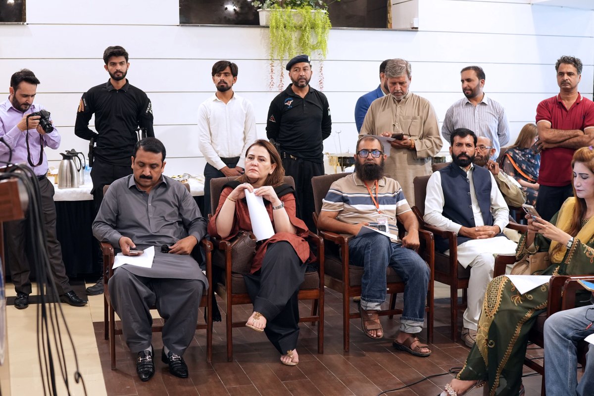 KamalMQM's tweet photo. وفاقی وزیرِ صحت سید مصطفیٰ کمال نے پاکستان میڈیکل اینڈ ڈینٹل کونسل (PM&DC) میں ایم ڈی کیٹ 2026ء کے حوالے سے اہم تفصیلات سے آگاہ کیا۔

ایم ڈی کیٹ کا امتحان 20 ستمبر 2026ء کو پاکستان کے 34 مراکز اور سعودی عرب کے شہر ریاض سمیت مجموعی طور پر 35 مقامات پر منعقد ہوگا، جس میں 138,160 امیدوار شریک ہوں گے۔

وفاقی وزیرِ صحت نے امتحان کے شفاف، محفوظ اور منصفانہ انعقاد کو یقینی بنانے کے عزم کا اظہار کیا۔

#MustafaKamal #HealthMinister #MDCAT2026 #PMDC #HealthMinistry #MedicalEducation #Pakistan

@WHO @UNICEF @Gavi @GatesFoundation @GovtofPakistan