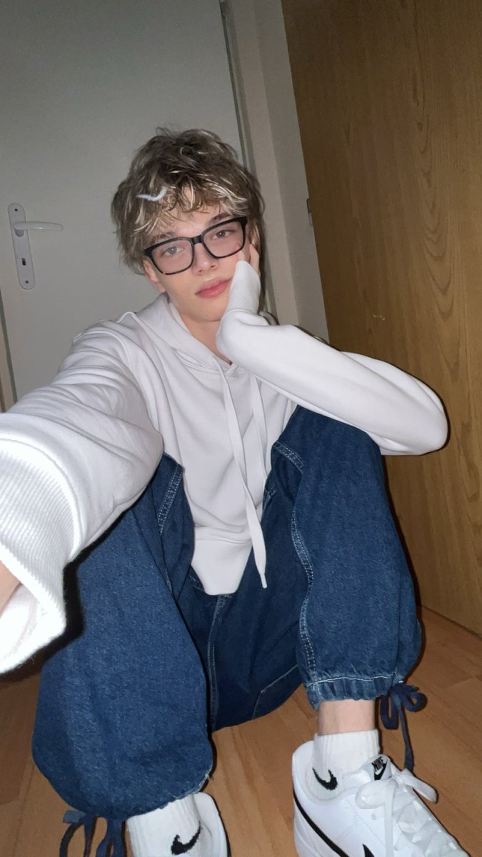 dammyhorvath's tweet photo. how do i look? https://t.co/bi0Ufqi3Kn