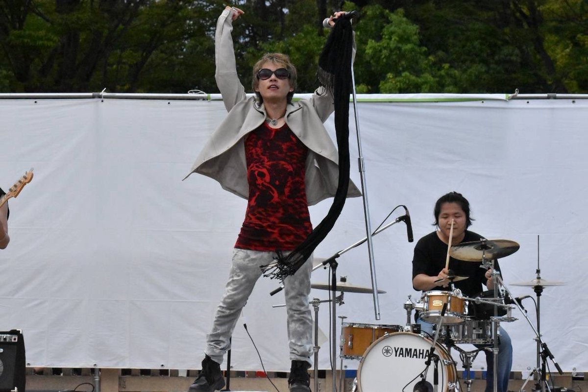 Ryuka210614's tweet photo. バンド×和太鼓×ダンスのコラボ

再び金髪に戻る40代のガッツポーズ🐭 https://t.co/vp6Y2WxUYk