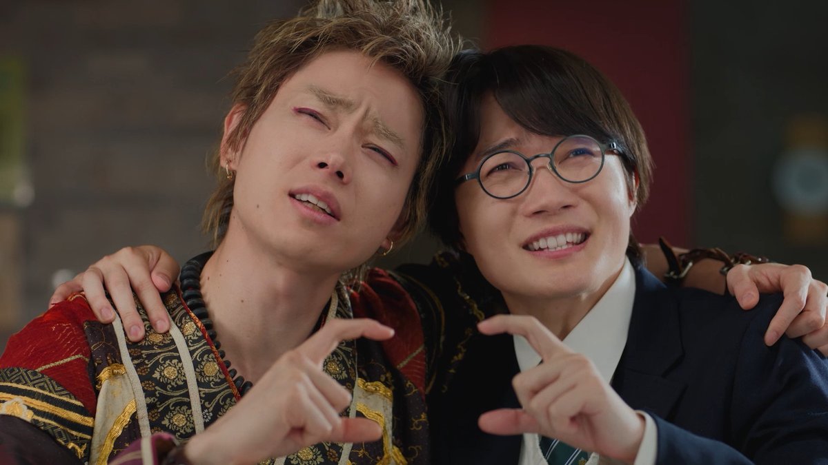 oricon's tweet photo. 神木隆之介＆菅田将暉、au新CMで共演❗️
《高杉くん》と《鬼ちゃん》が本人役で登場
「やっていいんだこれ…」
⠀
大の仲良しな2人が
2人にしかわからないトーク展開📽️
「常につながってますからね、我々は」
https://t.co/Vi7xDcDhnW
⠀
 『高杉くんと鬼ちゃんの楽屋メイク中』篇 https://t.co/XdjyDKefLG