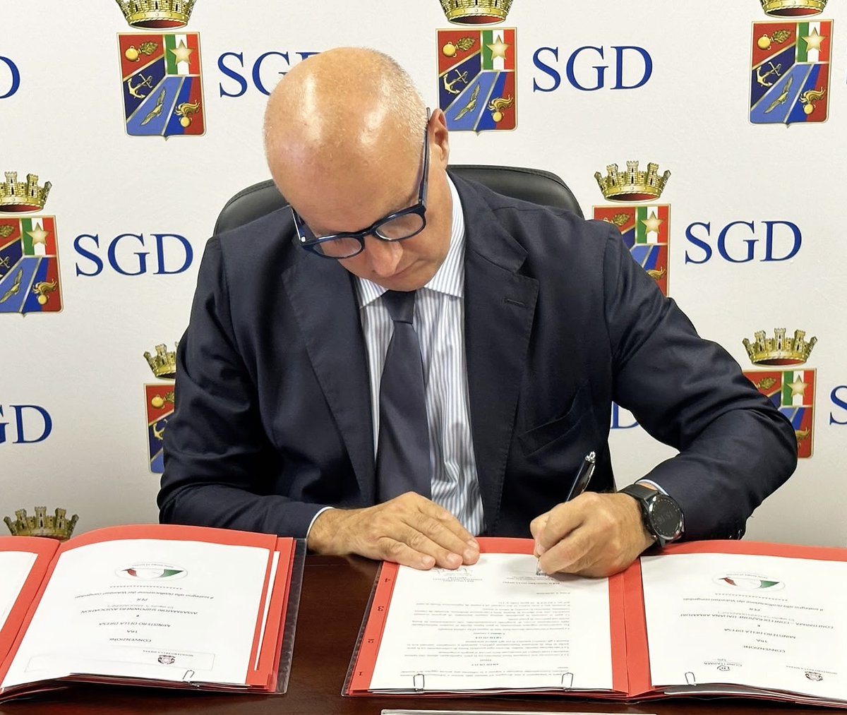 segredifesa's tweet photo. Nell’ambito del Progetto “Sbocchi Occupazionali”, firmata una nuova convenzione fra #Segredifesa, @Assarmatori1 e #Confitarma. L’iniziativa rientra nelle attività della #Difesa per il ricollocamento del personale volontario congedato. Scopri di più: https://t.co/SGrIgLSi4v https://t.co/NKJw3euBCC
