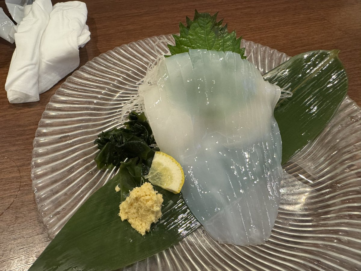 haruJp's tweet photo. 今日は鳥取出張で泊まりだったんで初めて猛者エビと白イカ食べましたぁ🦐🦑
お通しで白子ポン酢出してくれるから鳥取すごい https://t.co/iciEuHkiYj