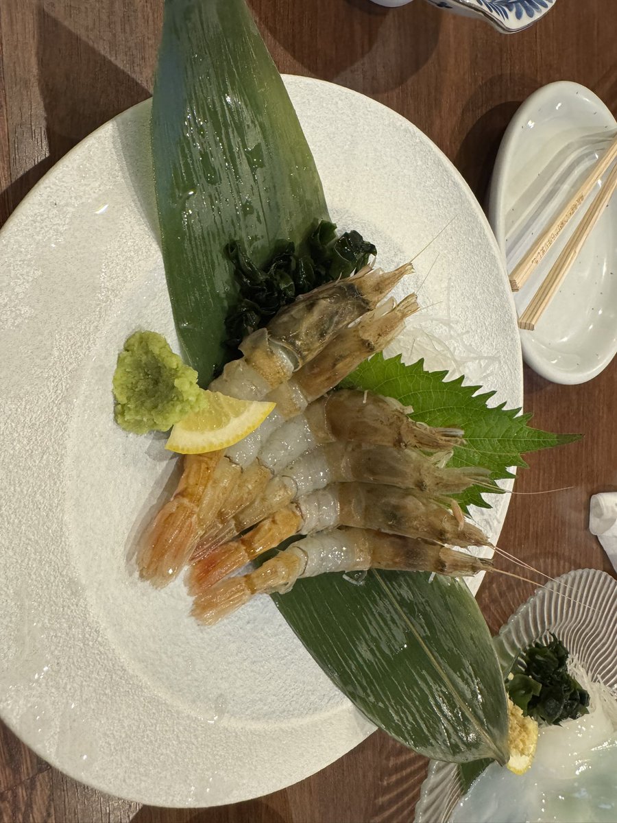 haruJp's tweet photo. 今日は鳥取出張で泊まりだったんで初めて猛者エビと白イカ食べましたぁ🦐🦑
お通しで白子ポン酢出してくれるから鳥取すごい https://t.co/iciEuHkiYj