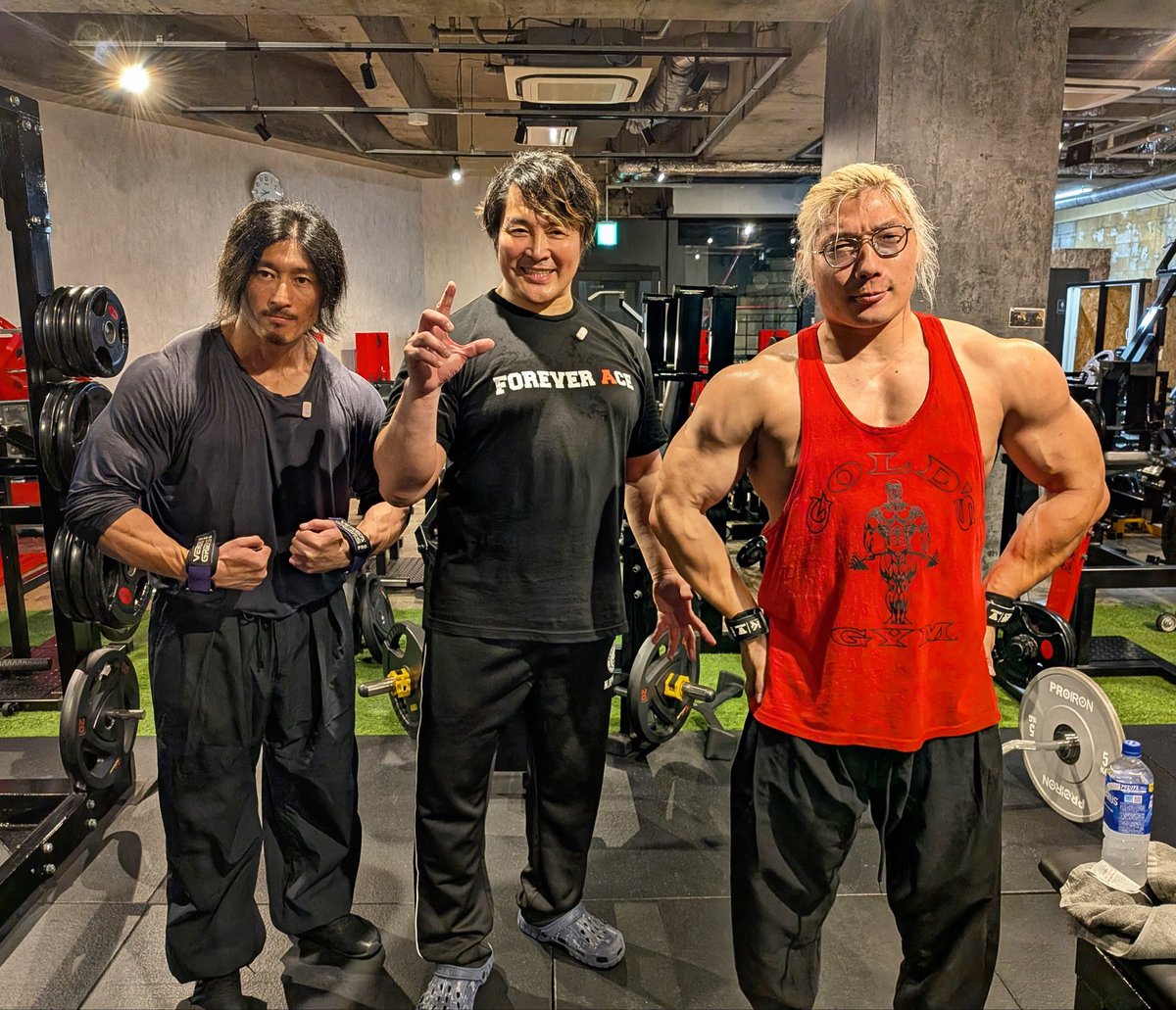 real_baki_kyo's tweet photo. 新日本プロレス棚橋弘至社長！
【逸材ボディを目指すダイエット企画】
スタート！（棚橋さん言っちゃいました‥）

棚橋弘至社長とシャイニー薊さんと僕の3人で肩の合トレ！
この動画は近日中に（多分近日中）僕とシャイニー薊さんのYouTubeチャンネルに公開予定です✨

#筋トレ #新日本プロレス #棚橋弘至 #ダイエット