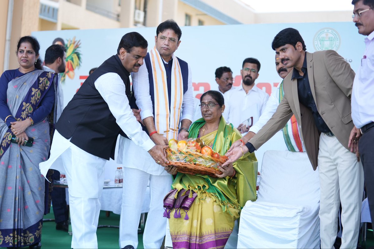 OffDSB's tweet photo. రంగారెడ్డి జిల్లా కలెక్టరేట్ లో రాష్ట్ర ప్రభుత్వం తరఫున అధికారికంగా నిర్వహించిన తెలంగాణ ప్రజా పాలన దినోత్సవ వేడుకల్లో పాల్గొన్నాను. ఈ సందర్భంగా... తెలంగాణ అమరవీరుల కుటుంబ సభ్యులను కలుసుకొని వారిని సన్మానించాను. అమరవీరుల ఆశయ సాధనకు... సబ్బండ వర్గాల ఆకాంక్షలకు అనుగుణంగా కాంగ్రెస్ నేతృత్వంలోని మన ప్రజా ప్రభుత్వం "తెలంగాణ రైజింగ్" లక్ష్య సాధనకు చిత్తశుద్ధితో కృషి చేస్తోంది.

#telanganarising