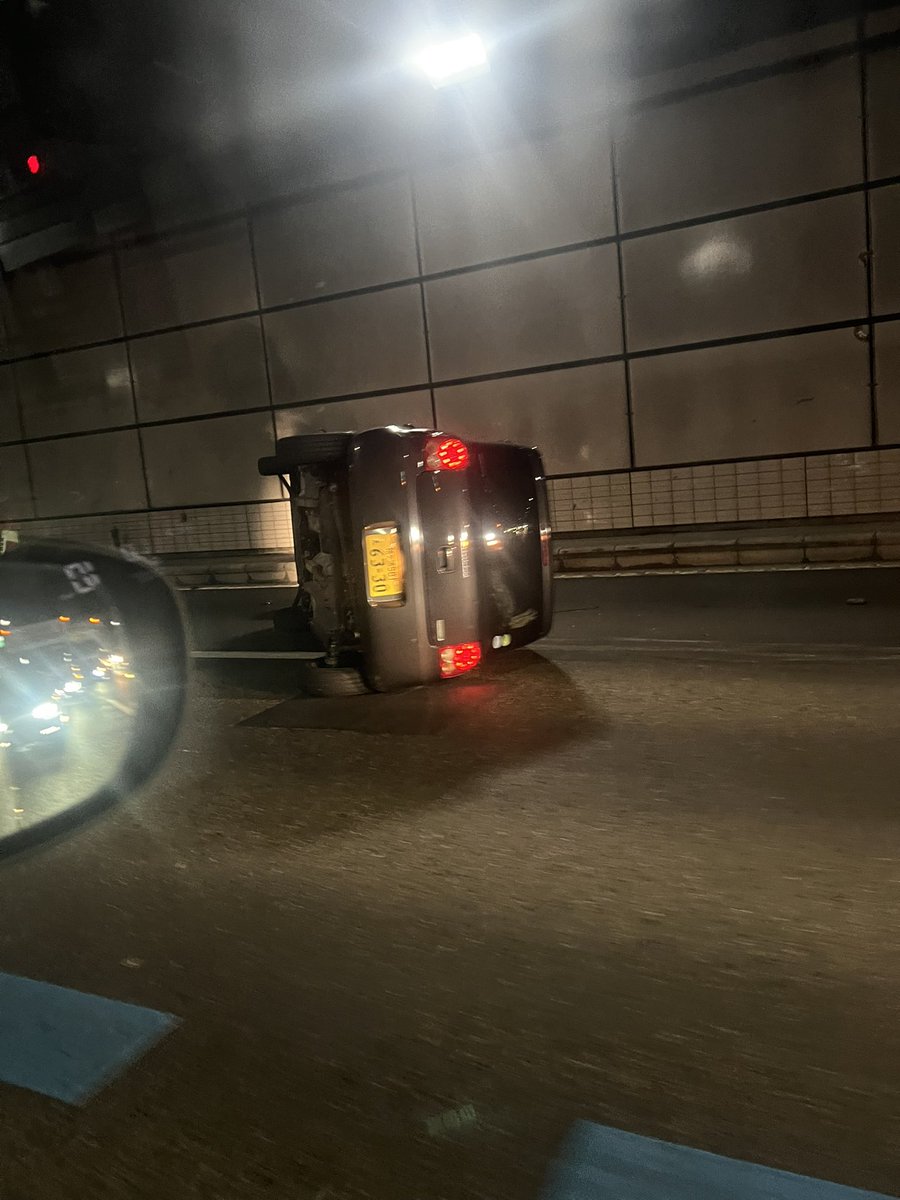 19970906atsu's tweet photo. どう運転したらそうなんねんby湾岸線 https://t.co/69Us2rsNfO