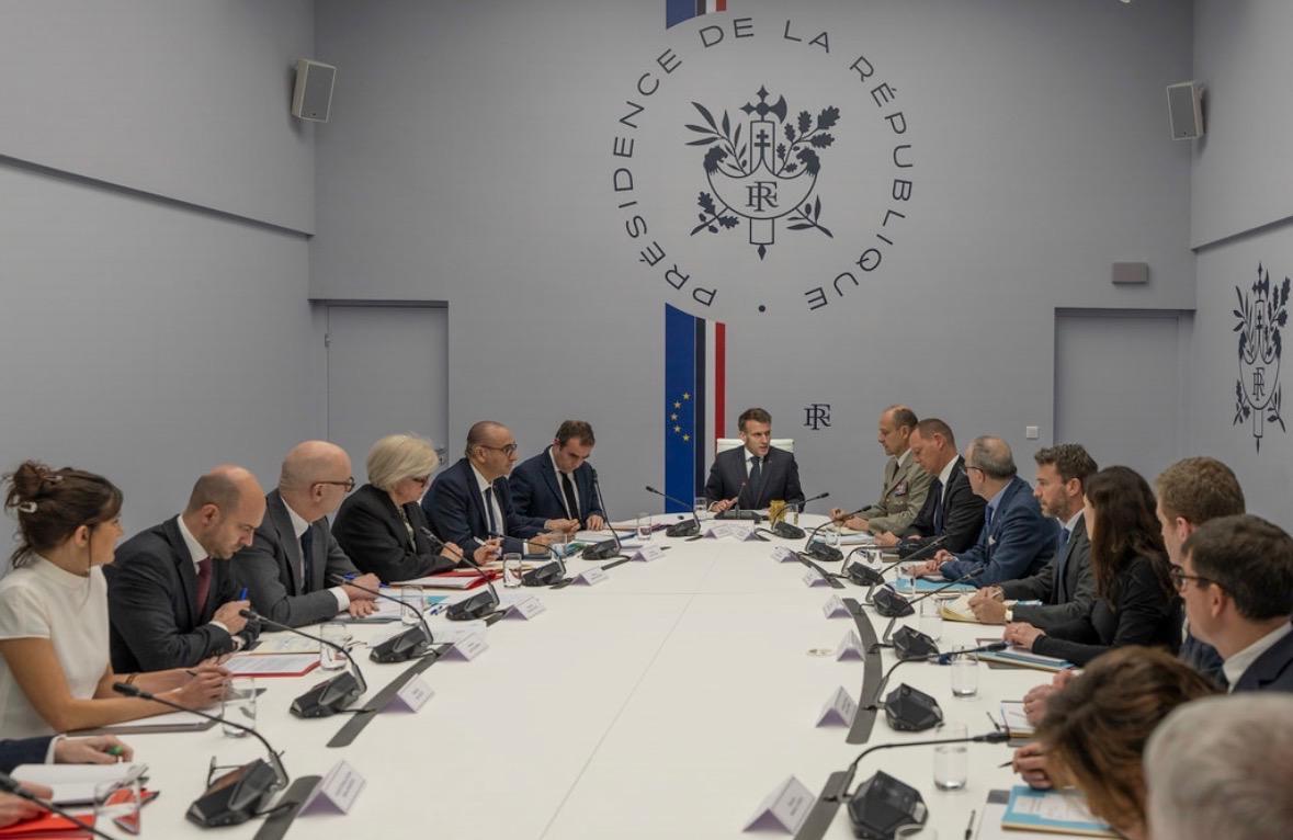 AlertesInfos's tweet photo. 🇫🇷 FLASH - Emmanuel Macron CONVOQUE demain à l’Élysée les principaux responsables du renseignement français. DGSI, DGSE, renseignement militaire, SGDSN et direction générale de l’énergie sont notamment attendus en salle Vega. (RTL) https://t.co/ufql1rV1K7
