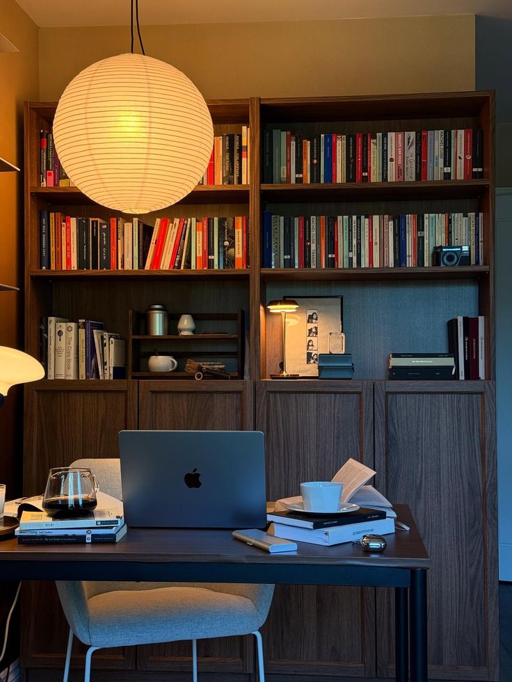 MensFashionGeek's tweet photo. A calm room, a clear desk, a focused mind. https://t.co/sF1LOpIksL