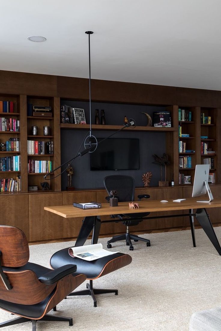 MensFashionGeek's tweet photo. A calm room, a clear desk, a focused mind. https://t.co/sF1LOpIksL