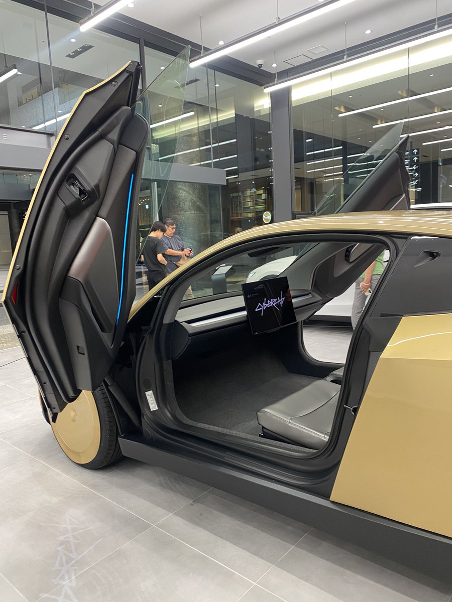 retsxthetesla's tweet photo. cybercab in Osaka
なんかyoutuberみたいなの沢山居ましたね https://t.co/LkBQBdqoN1