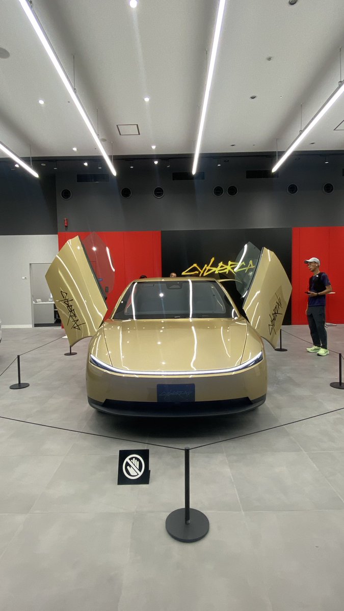 retsxthetesla's tweet photo. cybercab in Osaka
なんかyoutuberみたいなの沢山居ましたね https://t.co/LkBQBdqoN1
