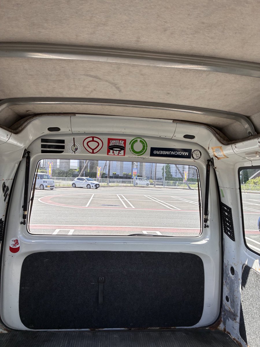 doncho_ch's tweet photo. 代車借りたら、FATやVANSのステッカーが貼ってあってバンドマンが使ってたであろう軽バンでなんかいいね https://t.co/OLIuvHe0tU