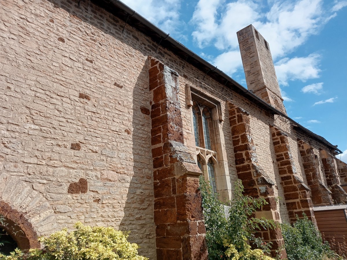 phil0073's tweet photo. At #BedeHouseHighamFerrers.Open Thursday mornings & for events. From c1422. #PhilOnaBike #WeekdayWindows #WallsOnWednesday #WindowsOnWednesday #MedievalMonday #clouds https://t.co/uJE9kU0Usf