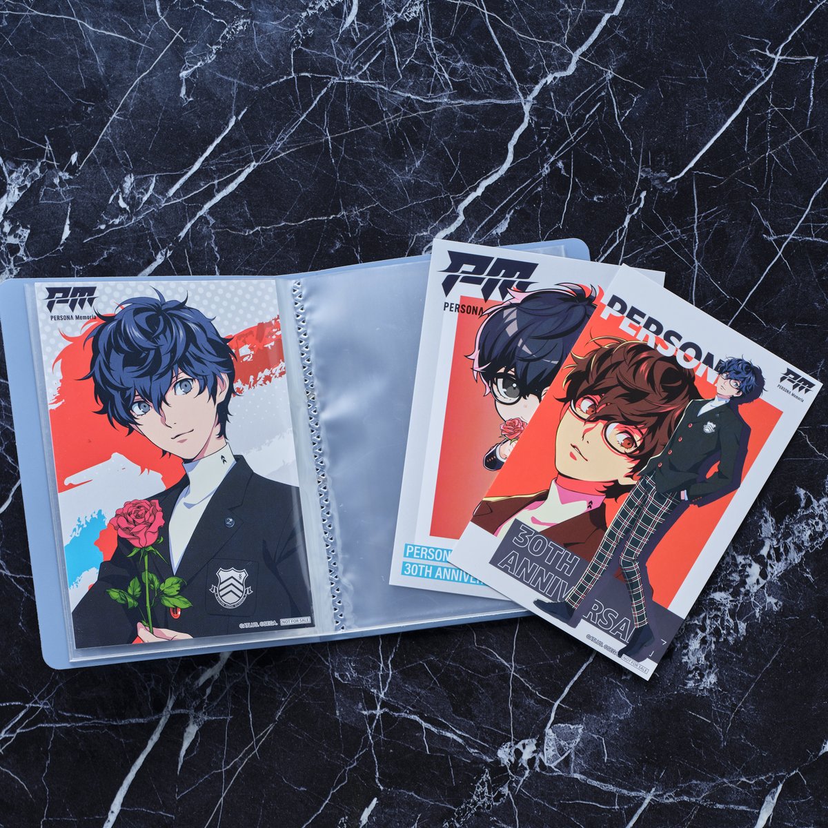 Persona_memoria's tweet photo. ◤グッズ紹介◢

　ペルソナ全書風コレクションファイル
✦✦✦✦✦✦✦✦✦✦✦✦✦✦✦✦✦✦✦✦✦✦✦✦

ペルソナ全書をモチーフにした
コレクションファイル！
イベントで手に入れたノベルティ等を
収納しお楽しみください✨

▼特設HP
https://t.co/wOW9qvb4Tz

＃p30th ＃Persona_memoria https://t.co/QOxJrzaqQV