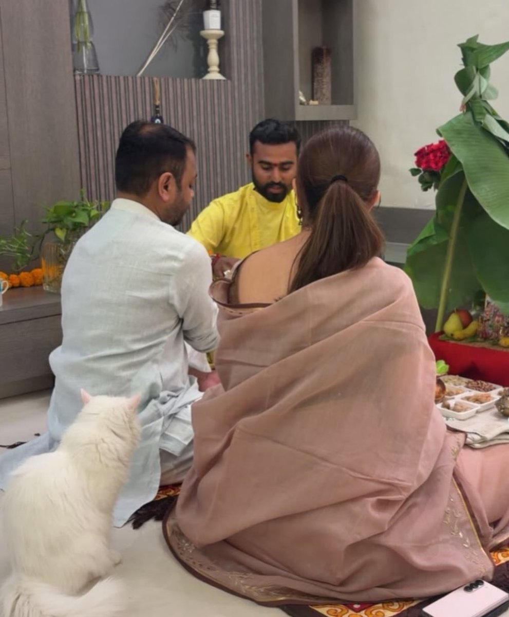 Worryna_'s tweet photo. Muslim girl Nausheen Khan conducted Ganapati Pooja in her home with her Hindu husband Dhruv Patel. https://t.co/WUFUacFdWx