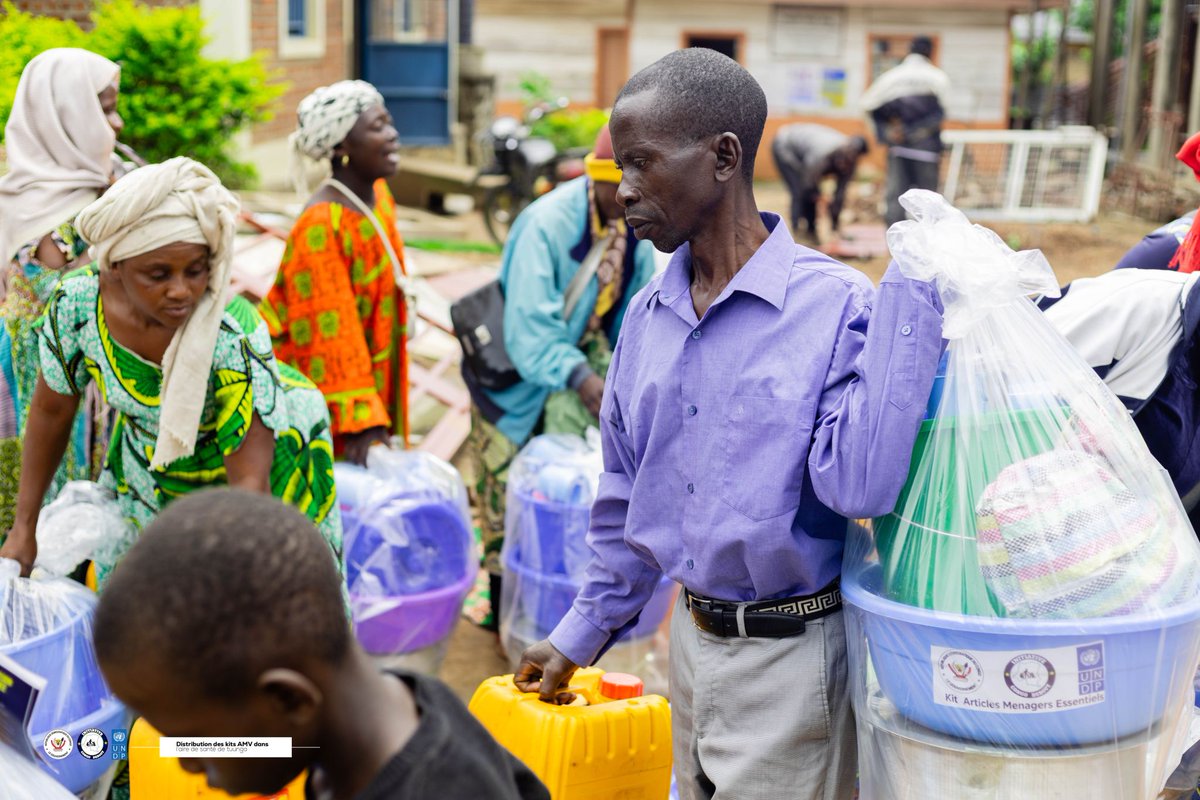 PNUDRDC's tweet photo. 🏠 Beni : 30 ménages vulnérables soutenus à Tuunga dans le territoire de Beni

Trente ménages, dont des personnes déplacées, retournées et issues des communautés autochtones, ont reçu des kits d’articles ménagers essentiels à Tuunga, dans le territoire de Beni. Cette action menée par Initiative Congo Debout (ICD) avec l’appui du @CanadaRDC  et du PNUD vise à améliorer les conditions de vie des familles vulnérables et à renforcer leur résilience face aux conséquences des crises et déplacements.

#Résilience #Protection #CohésionSociale #Beni #NordKivu #PNUD #Canada #ICD #JAD