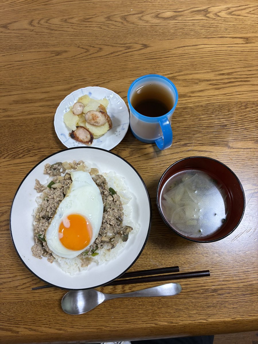 shimizuytk's tweet photo. こんばんは。

今日も会社で仕事をして来ました。

今晩の夕食はがガパオライスでした。美味しかったです。

明日は午後に会社を早退して内科に行って月一回の栄養指導と採血と診察があるので帰りが多少遅くなりそうです。 https://t.co/bwS9bh1xO5