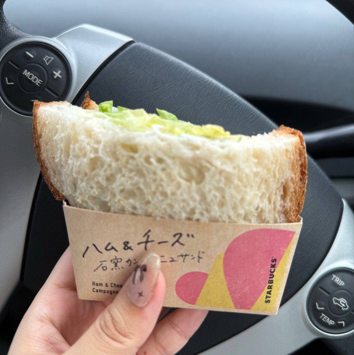 IoyhwQ's tweet photo. 🍽️Starbucksハム&amp;チーズ石窯カンパﾆｭｰサンド

⭐️ ★★★★☆

🔁 リピ：あり 

💭 感想：スタバはよく飲みには行くけどフードはあんま食べた事なくてこのサンドくそ美味かったチーズが板状のチーズだからすっごい美味しかったスタバのフードはちょい高いのが難かな🥺 https://t.co/4q2XqqKRnR