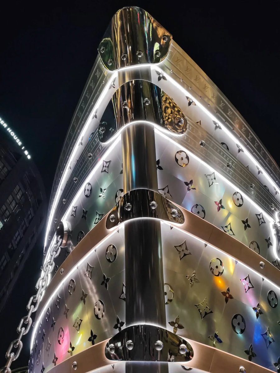 KhaleejMag's tweet photo. Louis Vuitton’s ship-shaped space, The Louis, has quickly become one of Shanghai’s newest photo spots. https://t.co/TUQ4urEtKF