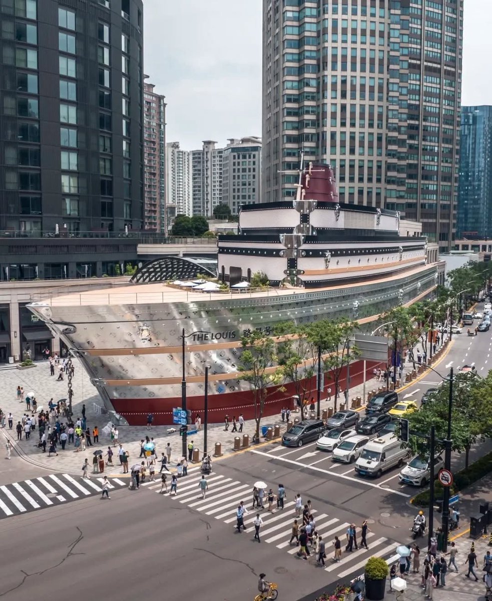 KhaleejMag's tweet photo. Louis Vuitton’s ship-shaped space, The Louis, has quickly become one of Shanghai’s newest photo spots. https://t.co/TUQ4urEtKF