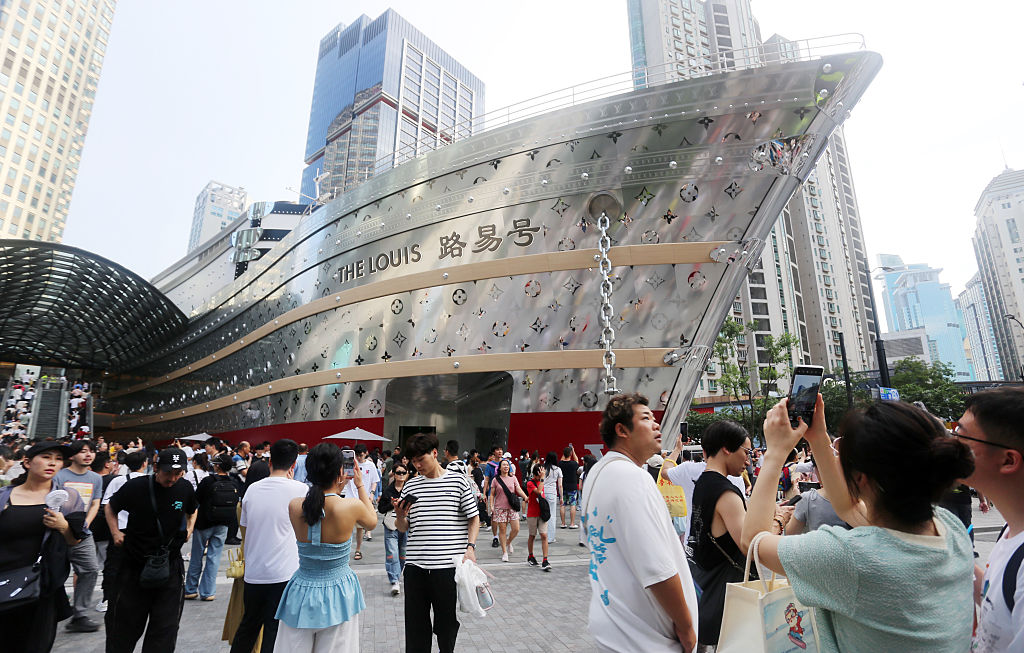 KhaleejMag's tweet photo. Louis Vuitton’s ship-shaped space, The Louis, has quickly become one of Shanghai’s newest photo spots. https://t.co/TUQ4urEtKF