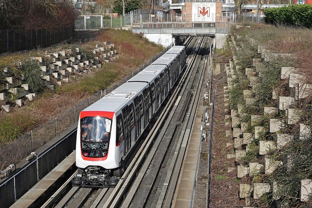 METROPOLEDS's tweet photo. Suite à la panne du métro de la ligne 1 du mercredi 16/09 en fin d’après-midi, où les voyageurs coincés dans plusieurs rames ont dû se débrouiller par eux-mêmes pour évacuer, et aux nouvelles perturbations de ce jeudi 17/09, @A_Linkenheld et @Ardeslandes avec tous les élus du groupe MDS de la @MetropoleLille s’associent aux usagers et associations d’usagers pour demander une nouvelle fois à @ilevia_metro des efforts de communication et d’accompagnement.

Ces incidents interviennent alors que depuis la rentrée les dysfonctionnements et pannes techniques se multiplient sur la ligne 1.

Face à leur répétition, il est légitime que les voyageurs puissent disposer d’une information claire ainsi que d’explications sur la nature, la durée et les causes des dysfonctionnements. Cet accompagnement doit aussi passer par une présence humaine suffisante dans les stations et sur les quais, permettant d’agir et de réagir rapidement en cas d’incident, notamment auprès des personnes vulnérables.

Les usagers doivent pouvoir comprendre la situation, être informés au mieux lorsqu’une perturbation importante survient et, si ces dysfonctionnements sont amenés à se répéter, disposer très rapidement de solutions alternatives pour poursuivre ou démarrer leur trajet.

@ilevia_actu @ESkyronka @lepretre_seb @mobilille_ @lavoixdunord @VDNLille @Lille_actu @ici_nord @F3nord @VozerNord