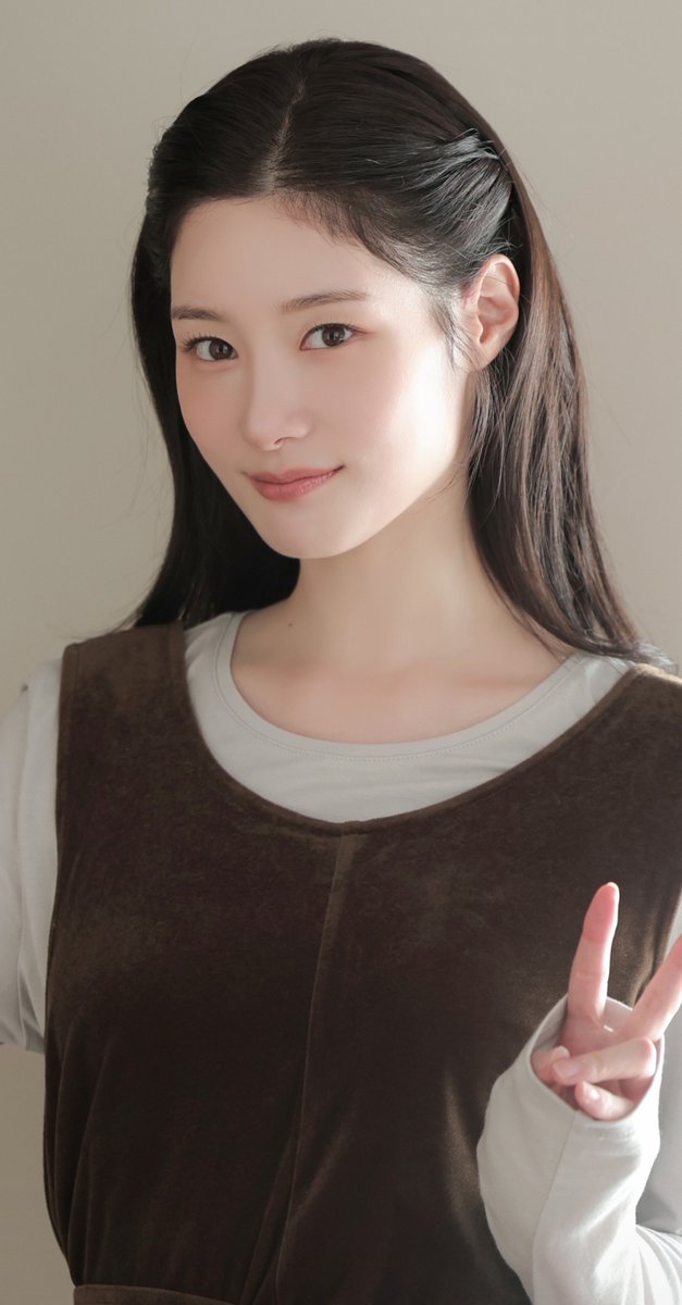 chaenxiao's tweet photo. this hairstyle to chaeyeon 🥺 https://t.co/ERUfRiA6mh