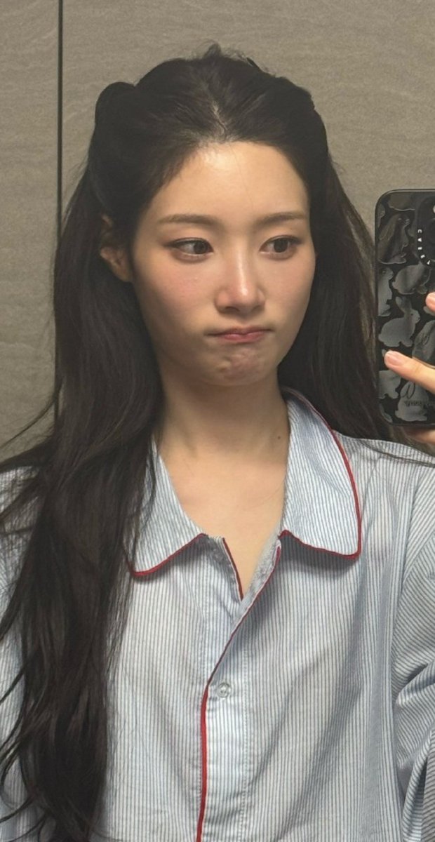 chaenxiao's tweet photo. this hairstyle to chaeyeon 🥺 https://t.co/ERUfRiA6mh
