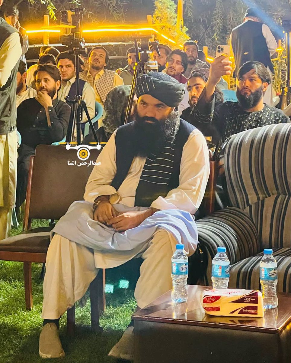 qba2p's tweet photo. لومړی چې مې دا عکس ولیدی، غالب ګمان مې دا و چې خلیفه صاحب دی😊
په څهرو کې عجیبه ورته والی نه لري؟ https://t.co/gE3XKuNmf2