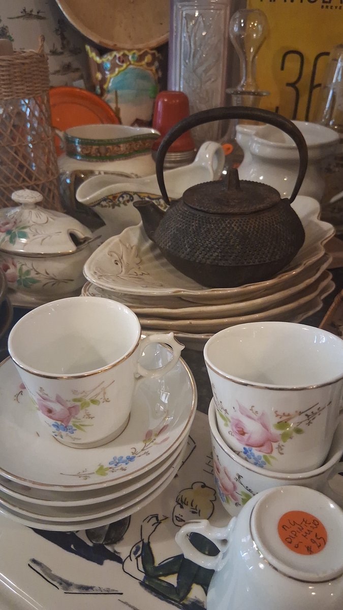 violekko's tweet photo. 小さめの南部鉄器がイタリアの骨董店に。
中も錆びてるから15€でいいと。
錆はなんとかなりそうだし買っちゃおうかな。 https://t.co/Okz9TdgTnv