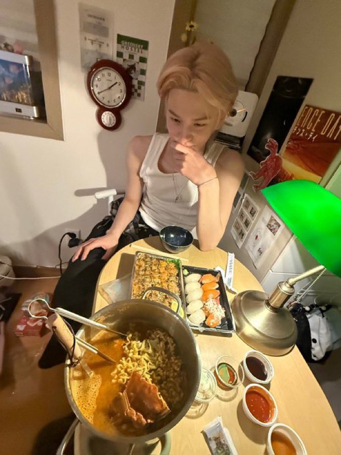 sshinyuu03's tweet photo. 남자 밥 먹을 때마다 한상 가득인 거 웃겨 죽겠네 https://t.co/GGB95y4Nbd