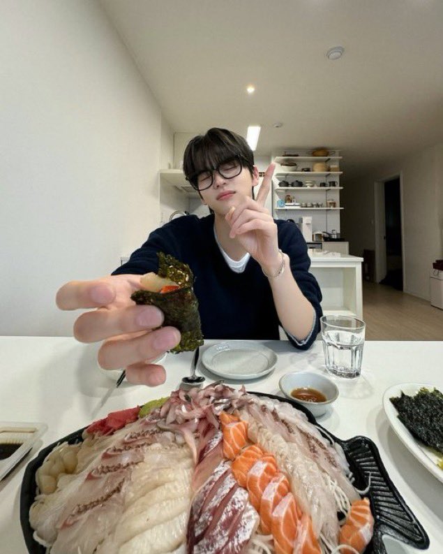 sshinyuu03's tweet photo. 남자 밥 먹을 때마다 한상 가득인 거 웃겨 죽겠네 https://t.co/GGB95y4Nbd