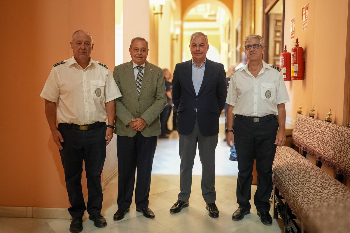 hdadsbernardo's tweet photo. Queremos dar las gracias al Ayuntamiento de Sevilla y a los Bomberos de Sevilla por este inmenso honor. 

Que nuestra Bendita Madre del Refugio siempre os proteja. https://t.co/QqbbIrPXZN