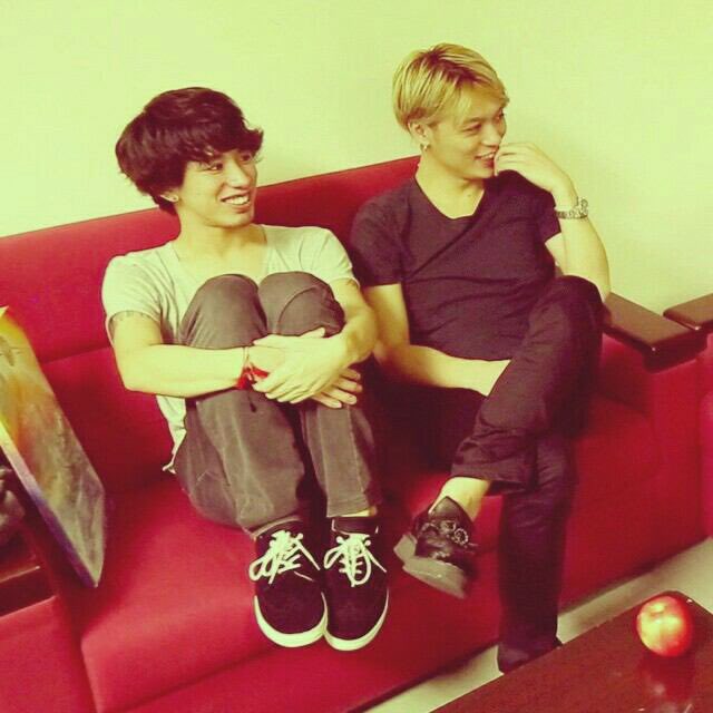 Reiuhds's tweet photo. Toruさんの横で小さくなるTaka🤏 https://t.co/wBKqrh0Hpr