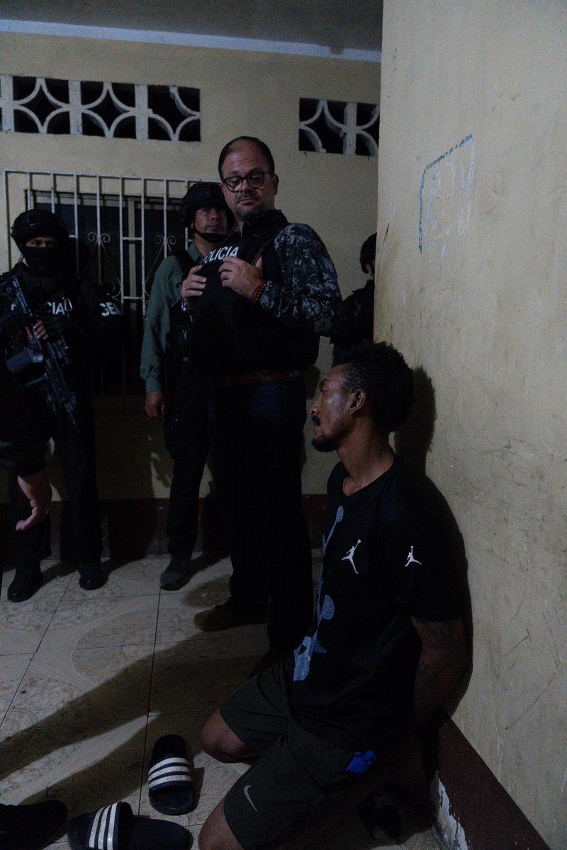 JohnReimberg's tweet photo. OPERACIÓN “SOMBRA” – EL ORO
 
CAE RED DE EXTORSIÓN, ASESINATOS ROBOS Y TRÁFICO DE DROGAS EN MACHALA Y PASAJE. 
 
La Policía Nacional ejecutó la operación “Sombra” en Machala y Pasaje, contra una estructura vinculada a “Lobos Box”. El grupo estaría relacionado con sicariatos, asesinatos, extorsión, robo, tráfico de drogas y tenencia y porte de armas, principalmente mediante amenazas a comerciantes y propietarios de fincas. También se los vincula con tráfico de drogas y utilización de menores de edad para actividades ilícitas.

Resultados: 
14 detenidos
18 allanamientos
Armas
Vehículos
04 motocicletas 
Droga

Detenidos: 
Verónica Nayely Zúñiga Gordillo (alias Tigre)
Harold Rodrigo Lara Palomino (alias Edison/Jarol)
Rene Alfredo Lara Palomino (alias Barbas)
Tyrone Rolando Palacios Sánchez (alias Pato)
Michelle Britney Bolaños Flores (alias Reyna)
Robin Stalin Macas Gaona (alias Patrón)
Jaritza Jania Gonzales Palomino (alias Flaca)
Andy Omar Lara Palomino (alias Teo)
Diego Stalin Macas Paz (Nacho)
Armando Rafael Zambrano Gómez (Salserín)
José Ricardo Hurtado Espinoza (alias X) 
Henry Javier Vega Santos (Sunelo) 
Castillo Chico Enrique Eduardo (Alias loco) 
Herrera Días Klever Patricio (alias gato)
 
 La investigación determinó la presunta planificación de un atentado por parte de alias “Nacho”, “Patrón” y “Gato”, que finalmente no llegó a ejecutarse. Además, se identificaron varios hechos relacionados con el decomiso de marihuana, cocaína y otras sustancias sujetas a fiscalización, así como el hallazgo de armas ilegales. 
 
Personal operativo 
100 servidores polciales 
15 fiscales
 
Todo es cuestión de tiempo.
Seguimos trabajando.