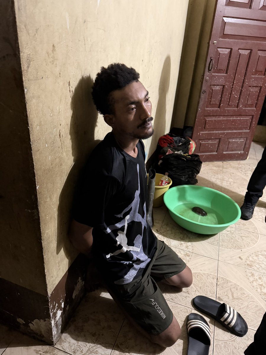 JohnReimberg's tweet photo. OPERACIÓN “SOMBRA” – EL ORO
 
CAE RED DE EXTORSIÓN, ASESINATOS ROBOS Y TRÁFICO DE DROGAS EN MACHALA Y PASAJE. 
 
La Policía Nacional ejecutó la operación “Sombra” en Machala y Pasaje, contra una estructura vinculada a “Lobos Box”. El grupo estaría relacionado con sicariatos, asesinatos, extorsión, robo, tráfico de drogas y tenencia y porte de armas, principalmente mediante amenazas a comerciantes y propietarios de fincas. También se los vincula con tráfico de drogas y utilización de menores de edad para actividades ilícitas.

Resultados: 
14 detenidos
18 allanamientos
Armas
Vehículos
04 motocicletas 
Droga

Detenidos: 
Verónica Nayely Zúñiga Gordillo (alias Tigre)
Harold Rodrigo Lara Palomino (alias Edison/Jarol)
Rene Alfredo Lara Palomino (alias Barbas)
Tyrone Rolando Palacios Sánchez (alias Pato)
Michelle Britney Bolaños Flores (alias Reyna)
Robin Stalin Macas Gaona (alias Patrón)
Jaritza Jania Gonzales Palomino (alias Flaca)
Andy Omar Lara Palomino (alias Teo)
Diego Stalin Macas Paz (Nacho)
Armando Rafael Zambrano Gómez (Salserín)
José Ricardo Hurtado Espinoza (alias X) 
Henry Javier Vega Santos (Sunelo) 
Castillo Chico Enrique Eduardo (Alias loco) 
Herrera Días Klever Patricio (alias gato)
 
 La investigación determinó la presunta planificación de un atentado por parte de alias “Nacho”, “Patrón” y “Gato”, que finalmente no llegó a ejecutarse. Además, se identificaron varios hechos relacionados con el decomiso de marihuana, cocaína y otras sustancias sujetas a fiscalización, así como el hallazgo de armas ilegales. 
 
Personal operativo 
100 servidores polciales 
15 fiscales
 
Todo es cuestión de tiempo.
Seguimos trabajando.