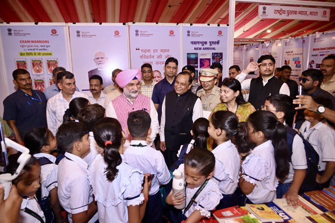 LokNiwasDelhi's tweet photo. दिल्ली के माननीय उपराज्यपाल सरदार तरनजीत सिंह संधू ने आज लखनऊ विश्वविद्यालय में आयोजित 5वें गोमती बुक फेस्टिवल में विद्यार्थियों से संवाद किया। इस पुस्तक उत्सव का आयोजन नेशनल बुक ट्रस्ट, इंडिया
ने उत्तर प्रदेश सरकार के सहयोग से किया है।
उन्होंने कहा कि मुंशी प्रेमचंद, निराला, पंत और महादेवी वर्मा जैसे महान साहित्यकारों की धरती उत्तर प्रदेश ने देश की साहित्यिक और बौद्धिक परंपरा को समृद्ध किया है।
माननीय प्रधानमंत्री श्री @narendramodi जी के 76वें जन्मदिवस और 25 वर्षों की समर्पित सार्वजनिक सेवा के अवसर पर उन्होंने प्रधानमंत्री जी के विचार को याद करते हुए कहा कि जब नागरिक पढ़ते हैं, तो देश आगे बढ़ता है।
उन्होंने कहा कि विकसित भारत के निर्माण के लिए ज्ञान और पढ़ने की आदत से जुड़ी नई पीढ़ी जरूरी है। पढ़ने को परिवार की संस्कृति और राष्ट्रीय आंदोलन बनाने का संकल्प लेना चाहिए l