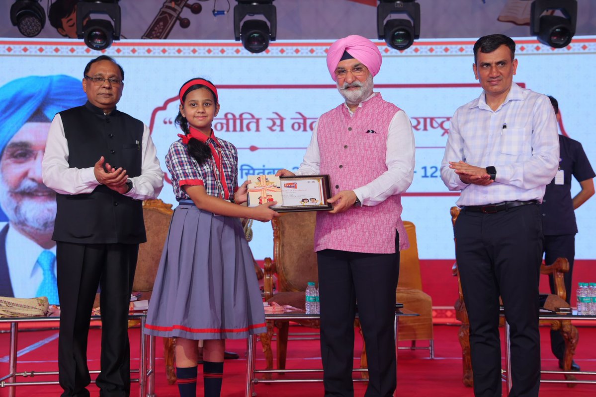 LokNiwasDelhi's tweet photo. दिल्ली के माननीय उपराज्यपाल सरदार तरनजीत सिंह संधू ने आज लखनऊ विश्वविद्यालय में आयोजित 5वें गोमती बुक फेस्टिवल में विद्यार्थियों से संवाद किया। इस पुस्तक उत्सव का आयोजन नेशनल बुक ट्रस्ट, इंडिया
ने उत्तर प्रदेश सरकार के सहयोग से किया है।
उन्होंने कहा कि मुंशी प्रेमचंद, निराला, पंत और महादेवी वर्मा जैसे महान साहित्यकारों की धरती उत्तर प्रदेश ने देश की साहित्यिक और बौद्धिक परंपरा को समृद्ध किया है।
माननीय प्रधानमंत्री श्री @narendramodi जी के 76वें जन्मदिवस और 25 वर्षों की समर्पित सार्वजनिक सेवा के अवसर पर उन्होंने प्रधानमंत्री जी के विचार को याद करते हुए कहा कि जब नागरिक पढ़ते हैं, तो देश आगे बढ़ता है।
उन्होंने कहा कि विकसित भारत के निर्माण के लिए ज्ञान और पढ़ने की आदत से जुड़ी नई पीढ़ी जरूरी है। पढ़ने को परिवार की संस्कृति और राष्ट्रीय आंदोलन बनाने का संकल्प लेना चाहिए l