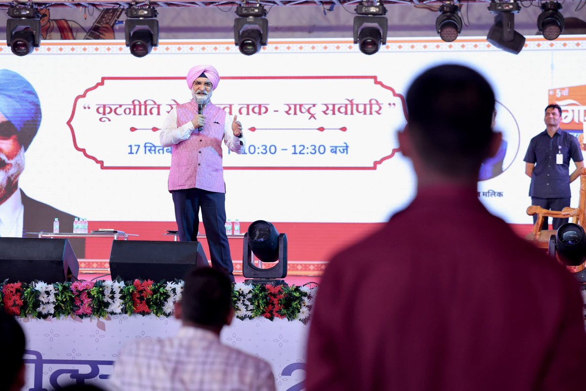 LokNiwasDelhi's tweet photo. दिल्ली के माननीय उपराज्यपाल सरदार तरनजीत सिंह संधू ने आज लखनऊ विश्वविद्यालय में आयोजित 5वें गोमती बुक फेस्टिवल में विद्यार्थियों से संवाद किया। इस पुस्तक उत्सव का आयोजन नेशनल बुक ट्रस्ट, इंडिया
ने उत्तर प्रदेश सरकार के सहयोग से किया है।
उन्होंने कहा कि मुंशी प्रेमचंद, निराला, पंत और महादेवी वर्मा जैसे महान साहित्यकारों की धरती उत्तर प्रदेश ने देश की साहित्यिक और बौद्धिक परंपरा को समृद्ध किया है।
माननीय प्रधानमंत्री श्री @narendramodi जी के 76वें जन्मदिवस और 25 वर्षों की समर्पित सार्वजनिक सेवा के अवसर पर उन्होंने प्रधानमंत्री जी के विचार को याद करते हुए कहा कि जब नागरिक पढ़ते हैं, तो देश आगे बढ़ता है।
उन्होंने कहा कि विकसित भारत के निर्माण के लिए ज्ञान और पढ़ने की आदत से जुड़ी नई पीढ़ी जरूरी है। पढ़ने को परिवार की संस्कृति और राष्ट्रीय आंदोलन बनाने का संकल्प लेना चाहिए l