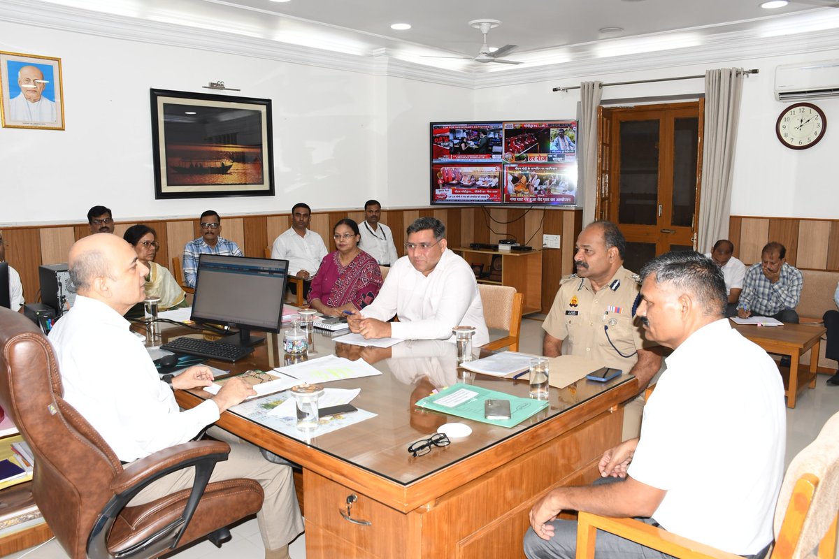 ADGZonPrayagraj's tweet photo. #ADGZonPrayagraj ज्योति नारायण द्वारा IG PAC पूर्वी जोन, IG रेलवे प्रयागराज एवं Addl. CP प्रयागराज के साथ महत्वपूर्ण बैठक आयोजित कर विभिन्न पुलिस इकाइयों के कार्यालय भवनों एवं आवासीय/अनावासीय भवनों की व्यवस्थाओं से संबंधित विषयों पर चर्चा कर आवश्यक दिशा-निर्देश दिए गए। https://t.co/FHqOOPZGsk