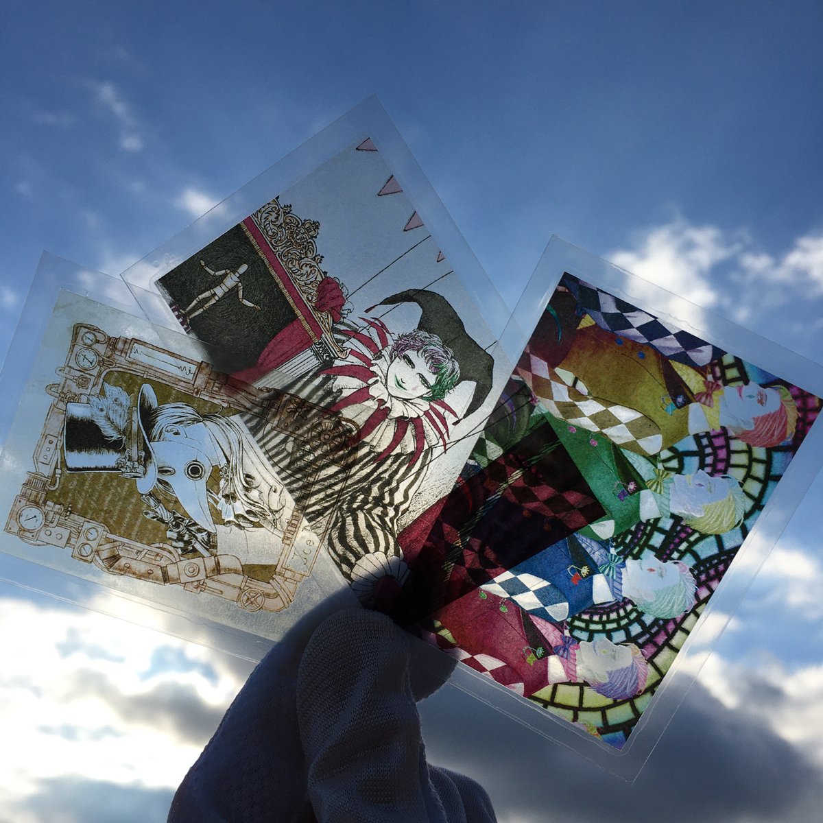 Mjolniraaaaa's tweet photo. 過去絵を透明化してカードみたいなのも作ってみた
ラベル印刷用の透明フィルムに転写してみたら結構綺麗にできる
ダイソーの手貼りラミネートシートは普通の紙ならなんとかみれるけどフィルム系は気泡入っちゃって厳しい感じ https://t.co/uMCS2lXPln