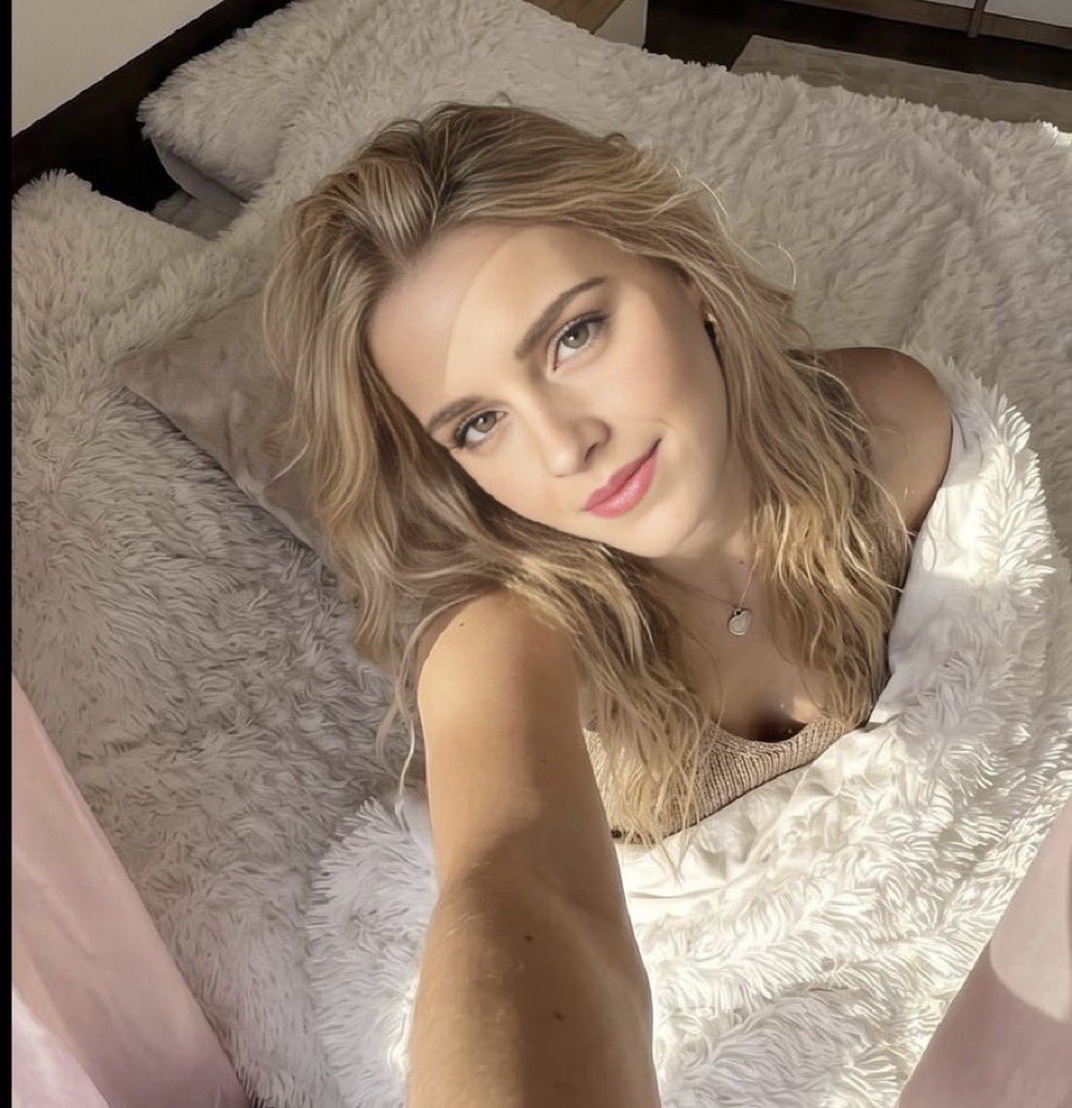 EmmaWatsonct's tweet photo. How was your night honey 🥰❤️ https://t.co/PqaWlspWRT