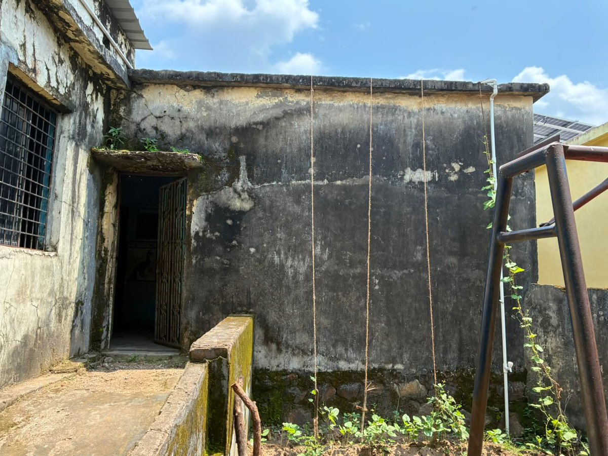 Cockroachisback's tweet photo. Collapsing sheds. Broken doors. Crumbling roofs.

This is the reality of Schools in Gadchiroli - Etapalli where Adivasi children are denied even basic facilities.

This is why dropout rates are so high among Tribal children. https://t.co/28dKcmaPpK
