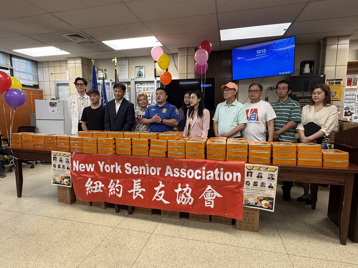 NYPD109Pct's tweet photo. Thank you to New York Senior Association, NYS Assemblyman Ron Kim, Councilwoman Sandra Ung, NYS Senator John Liu’s representative, UA3 &amp; Better Chinatown USA for bringing mooncakes to the 109th Precinct! We loved celebrating Mid-Autumn Festival (aka Moon Festival) together. 🥮✨ https://t.co/ocvMjXvvad