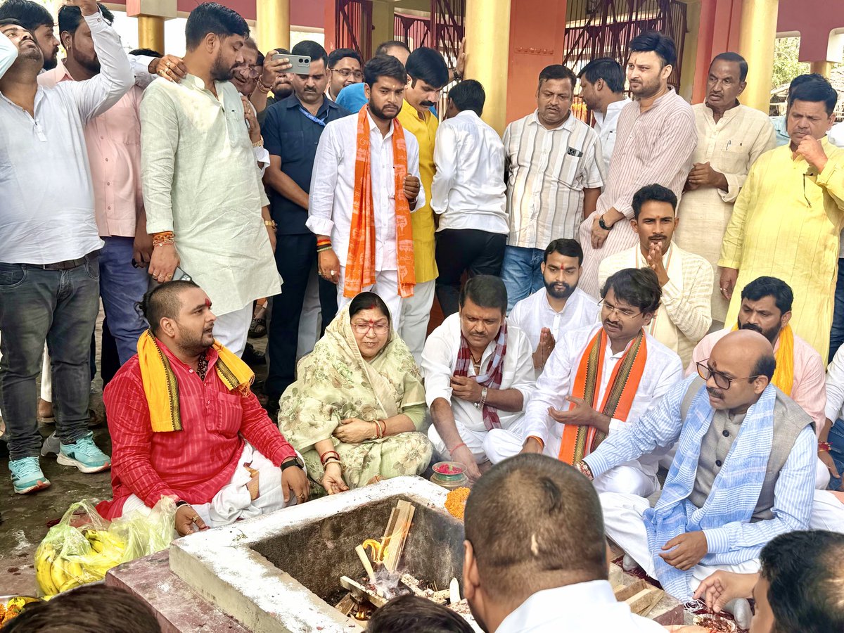raghvenpratap's tweet photo. आज बस्ती अमहट घाट स्थित शिव मन्दिर पर युग पुरुष,राष्ट्र नायक एवं माँ भारती के परम उपासक माननीय प्रधानमंत्री आदरणीय श्री @narendramodi जी के जन्मदिवस के पावन अवसर पर यज्ञ-हवन,पूजन कर उनके उत्तम स्वास्थ्य, दीर्घायु एवं निरंतर ऊर्जा की प्रार्थना की। 🙏 https://t.co/gLjhXRy7Mh