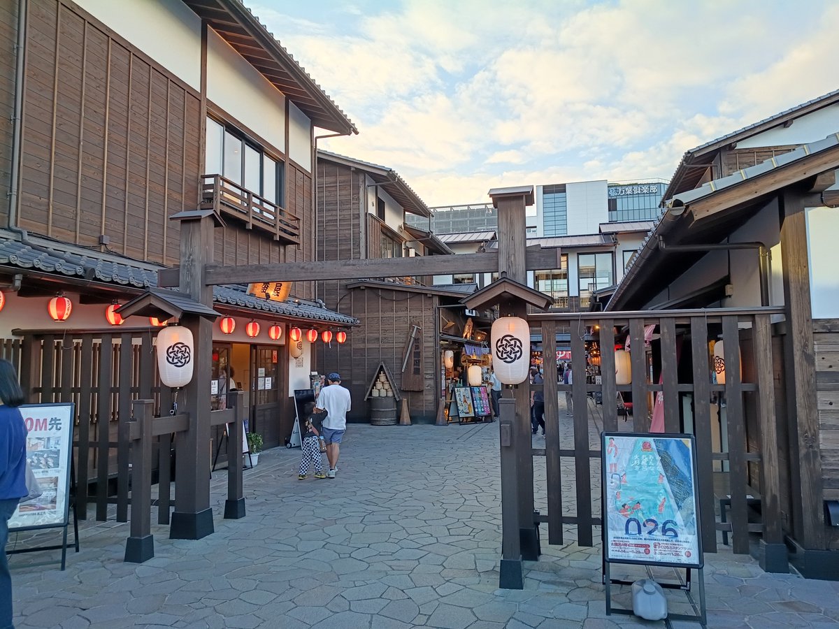 ken_suck69's tweet photo. CARCASSのライブを観に豊洲に来たついでに、豊洲の場外市場に初めて行ってみました。
何もかもがバカ高く、びびりちらして600円のマグロバーガーを食べるのが精いっぱいでした。 https://t.co/duwYkV2oKC